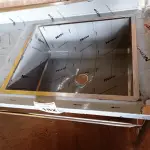 LOTE 182 - 01 BANCADA COM PIA DO LADO DIREITO E ESPELHO MEDINDO 180CMX66CM EM AÇO INOX. (NOVO) (NO ESTADO, NÃO SABEMOS SE FUNCIONA. LEILÃO NÃO TEM GARANTIA E NEM DEVOLUÇÃO).