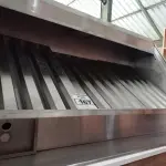 LOTE 167 - 01 COIFA LAVÁVEL EM AÇO INOX MEDINDO 131CMX86CM. (NO ESTADO, NÃO SABEMOS SE FUNCIONA. LEILÃO NÃO TEM GARANTIA E NEM DEVOLUÇÃO).