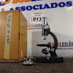 LOTE 013 - 01 MICROSCÓPIO. (NO ESTADO) ATENÇÃO! FAZER A VISITAÇÃO ANTES DE ARREMATAR, NÃO SABEMOS SE FUNCIONA. LEILÃO NÃO TEM GARANTIA E NEM DEVOLUÇÃO, SUJEITO A POSSÍVEIS AVARIAS VISÍVEIS/OCULTAS E/OU AUSÊNCIA DE COMPONENTES.