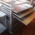 LOTE 191 - 01 CARRINHO INDUSTRIAL COM RODINHAS E 15 BANDEJAS MEDINDO 98CMX96CM EM AÇO INOX. (UTILIZADO PARA INDUSTRIAS DE PIZZA, SALGADOS E PASTEIS) (NO ESTADO, NÃO SABEMOS SE FUNCIONA. LEILÃO NÃO TEM GARANTIA E NEM DEVOLUÇÃO).