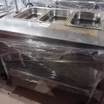 LOTE 132 - 01 BALCÃO INDUSTRIAL AQUECIDO COM PANELEIRO, 03 CUBAS E 02 PASSADORES, MEDINDO 120CMX90CM EM AÇO INOX. (NO ESTADO. LEILÃO NÃO TEM GARANTIA E NEM DEVOLUÇÃO).