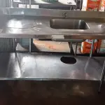 LOTE 190 - 01 MESA COM 02 PIAS E PANELEIRO EM AÇO INOX MEDINDO 288CM72CM. (NO ESTADO, NÃO SABEMOS SE FUNCIONA. LEILÃO NÃO TEM GARANTIA E NEM DEVOLUÇÃO).