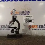 LOTE 088 - 01 MICROSCÓPIO. (NO ESTADO) ATENÇÃO! FAZER A VISITAÇÃO ANTES DE ARREMATAR, NÃO SABEMOS SE FUNCIONA. LEILÃO NÃO TEM GARANTIA E NEM DEVOLUÇÃO, SUJEITO A POSSÍVEIS AVARIAS VISÍVEIS/OCULTAS E/OU AUSÊNCIA DE COMPONENTES.