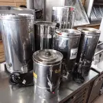 LOTE 147 - 06 CAFETEIRAS INDUSTRIAL COM AVARIAS. (NO ESTADO, NÃO SABEMOS SE FUNCIONA. LEILÃO NÃO TEM GARANTIA E NEM DEVOLUÇÃO).