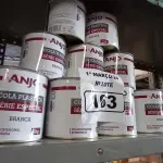 LOTE 163 - 12 LATAS DE COLA PLÁSTICA ANJO. (NO ESTADO) ATENÇÃO! FAZER A VISITAÇÃO ANTES DE ARREMATAR, NÃO SABEMOS SE FUNCIONA. LEILÃO NÃO TEM GARANTIA E NEM DEVOLUÇÃO, SUJEITO A POSSÍVEIS AVARIAS VISÍVEIS/OCULTAS E/OU AUSÊNCIA DE COMPONENTES.