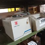 LOTE 188 - 02 ESTABILIZADORES, 01 CONTADORA DE CÉDULAS E 01 PLASTIFICADORA DE DOCUMENTOS. (NO ESTADO) ATENÇÃO! FAZER A VISITAÇÃO ANTES DE ARREMATAR, NÃO SABEMOS SE FUNCIONA. LEILÃO NÃO TEM GARANTIA E NEM DEVOLUÇÃO, SUJEITO A POSSÍVEIS AVARIAS VISÍVEIS/OCULTAS E/OU AUSÊNCIA DE COMPONENTES.