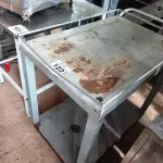 LOTE 122 - 01 CARRINHO DE FERRO PARA TRANSPORTE DE ALIMENTOS, MEDINDO 90CMX61CM. (NO ESTADO, NÃO SABEMOS SE FUNCIONA. LEILÃO NÃO TEM GARANTIA E NEM DEVOLUÇÃO).
