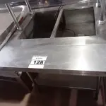 LOTE 128 - 01 BALCÃO INDUSTRIAL AQUECIDO COM 02 PASSADORES PARA HAMBURGUERIA EM AÇO INOX. (NO ESTADO. LEILÃO NÃO TEM GARANTIA E NEM DEVOLUÇÃO).
