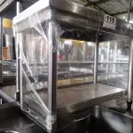LOTE 115 - 01 MESINHA MEDINDO 75CMX40CM EM AÇO INOX COM PANELEIRO. (NO ESTADO, NÃO SABEMOS SE FUNCIONA. LEILÃO NÃO TEM GARANTIA E NEM DEVOLUÇÃO).