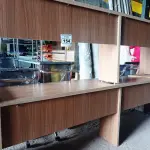 LOTE 154 - 02 MESAS DE MADEIRA PARA ESCRITÓRIO MEDINDO 250CMX55CM CADA. (NO ESTADO, NÃO SABEMOS SE FUNCIONA. LEILÃO NÃO TEM GARANTIA E NEM DEVOLUÇÃO).