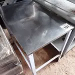 LOTE 121 - 01 MESA TAMPO EM INOX PÉ DE FERRO, MEDINDO 93CMX60CM. (NO ESTADO, NÃO SABEMOS SE FUNCIONA. LEILÃO NÃO TEM GARANTIA E NEM DEVOLUÇÃO).