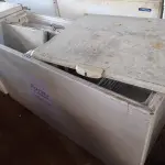 LOTE 025 - 01 FREEZER HORIZONTAL 02 TAMPAS 220V. (NO ESTADO) ATENÇÃO! FAZER A VISITAÇÃO ANTES DE ARREMATAR, NÃO SABEMOS SE FUNCIONA. LEILÃO NÃO TEM GARANTIA E NEM DEVOLUÇÃO, SUJEITO A POSSÍVEIS AVARIAS VISÍVEIS/OCULTAS E/OU AUSÊNCIA DE COMPONENTES.