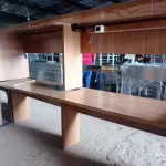 LOTE 154 - 02 MESAS DE MADEIRA PARA ESCRITÓRIO MEDINDO 250CMX55CM CADA. (NO ESTADO, NÃO SABEMOS SE FUNCIONA. LEILÃO NÃO TEM GARANTIA E NEM DEVOLUÇÃO).
