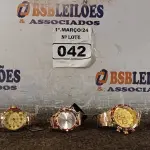 LOTE 042 - 05 RELÓGIOS MARCAS E MODELOS DIVERSOS. (NO ESTADO) ATENÇÃO! FAZER A VISITAÇÃO ANTES DE ARREMATAR, NÃO SABEMOS SE FUNCIONA. LEILÃO NÃO TEM GARANTIA E NEM DEVOLUÇÃO, SUJEITO A POSSÍVEIS AVARIAS VISÍVEIS/OCULTAS E/OU AUSÊNCIA DE COMPONENTES.