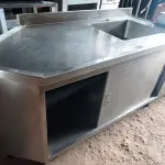 LOTE 151 - 01 BALCÃO SECO COM PIA, MEDINDO 143CMX71CM EM AÇO INOX. (NO ESTADO, NÃO SABEMOS SE FUNCIONA. LEILÃO NÃO TEM GARANTIA E NEM DEVOLUÇÃO).