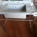 LOTE 186 - 01 MESA COM TANQUE E ESPELHO MEDINDO 110CMX66CM EM AÇO INOX. (NO ESTADO, NÃO SABEMOS SE FUNCIONA. LEILÃO NÃO TEM GARANTIA E NEM DEVOLUÇÃO).