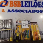 LOTE 107 - 02 JOGOS DE CHAVES FENDA/PHILIPS, 01 KIT DE CHAVES DE PRECISÃO E 01 CHAVE COM 06 PONTAS INTERCAMBIÁVEIS. (NO ESTADO) ATENÇÃO! FAZER A VISITAÇÃO ANTES DE ARREMATAR, NÃO SABEMOS SE FUNCIONA. LEILÃO NÃO TEM GARANTIA E NEM DEVOLUÇÃO, SUJEITO A POSSÍVEIS AVARIAS VISÍVEIS/OCULTAS E/OU AUSÊNCIA DE COMPONENTES.