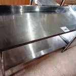 LOTE 145 - 01 MESA COM PANELEIRO E ESPELHO MEDINDO, 150CMX59CM EM AÇO INOX. (NO ESTADO, NÃO SABEMOS SE FUNCIONA. LEILÃO NÃO TEM GARANTIA E NEM DEVOLUÇÃO).