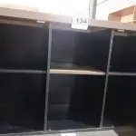 LOTE 134 - 01 ARMÁRIO EM MDF COM 02 PORTAS E CHAVES MEDINDO 120CMX42CM. (NO ESTADO, NÃO SABEMOS SE FUNCIONA. LEILÃO NÃO TEM GARANTIA E NEM DEVOLUÇÃO).