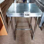 LOTE 144 - 01 MESA/BANCADA MEDINDO 58CMX58CM EM AÇO INOX. (NO ESTADO, NÃO SABEMOS SE FUNCIONA. LEILÃO NÃO TEM GARANTIA E NEM DEVOLUÇÃO).