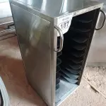 LOTE 187 - 01 CARRINHO DE TRANSPORTE DE ALIMENTOS PARA 11 BANDEJAS COM RODINHAS EM AÇO INOX. (NO ESTADO, NÃO SABEMOS SE FUNCIONA. LEILÃO NÃO TEM GARANTIA E NEM DEVOLUÇÃO).