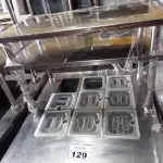 LOTE 129 - 01 BALCÃO INDUSTRIAL REFRIGERADO COM 09 CUBAS E 02 PASSADORES EM AÇO INOX. (NO ESTADO. LEILÃO NÃO TEM GARANTIA E NEM DEVOLUÇÃO).