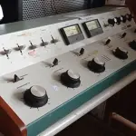 LOTE 128 - 01 MESA DE ÁUDIO ANTIGA. (NO ESTADO) ATENÇÃO! FAZER A VISITAÇÃO ANTES DE ARREMATAR, NÃO SABEMOS SE FUNCIONA. LEILÃO NÃO TEM GARANTIA E NEM DEVOLUÇÃO, SUJEITO A POSSÍVEIS AVARIAS VISÍVEIS/OCULTAS E/OU AUSÊNCIA DE COMPONENTES.