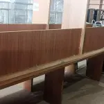 LOTE 112 - 04 MESAS DE MADEIRA PARA ESCRITÓRIO MEDINDO 250CMX55CM CADA. (NO ESTADO, NÃO SABEMOS SE FUNCIONA. LEILÃO NÃO TEM GARANTIA E NEM DEVOLUÇÃO).