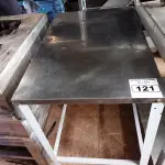 LOTE 121 - 01 MESA TAMPO EM INOX PÉ DE FERRO, MEDINDO 93CMX60CM. (NO ESTADO, NÃO SABEMOS SE FUNCIONA. LEILÃO NÃO TEM GARANTIA E NEM DEVOLUÇÃO).