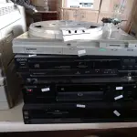 LOTE 171 - 02 TOCA CD, 01 VIDEOCASSETE E 01 TOCA DISCOS. (NO ESTADO) ATENÇÃO! FAZER A VISITAÇÃO ANTES DE ARREMATAR, NÃO SABEMOS SE FUNCIONA. LEILÃO NÃO TEM GARANTIA E NEM DEVOLUÇÃO, SUJEITO A POSSÍVEIS AVARIAS VISÍVEIS/OCULTAS E/OU AUSÊNCIA DE COMPONENTES.