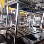 LOTE 114 - 01 MESA COM PANELEIRO MEDINDO 100CMX56CM EM AÇO INOX 304. (NO ESTADO, NÃO SABEMOS SE FUNCIONA. LEILÃO NÃO TEM GARANTIA E NEM DEVOLUÇÃO).