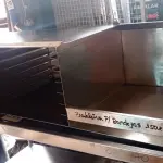 LOTE 194 - 01 ARMÁRIO DE PAREDE COM ENTRADA PARA 14 BANDEJAS EM AÇO INOX MEDINDO 150CMX48CM. (NO ESTADO, NÃO SABEMOS SE FUNCIONA. LEILÃO NÃO TEM GARANTIA E NEM DEVOLUÇÃO).