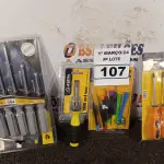 LOTE 107 - 02 JOGOS DE CHAVES FENDA/PHILIPS, 01 KIT DE CHAVES DE PRECISÃO E 01 CHAVE COM 06 PONTAS INTERCAMBIÁVEIS. (NO ESTADO) ATENÇÃO! FAZER A VISITAÇÃO ANTES DE ARREMATAR, NÃO SABEMOS SE FUNCIONA. LEILÃO NÃO TEM GARANTIA E NEM DEVOLUÇÃO, SUJEITO A POSSÍVEIS AVARIAS VISÍVEIS/OCULTAS E/OU AUSÊNCIA DE COMPONENTES.