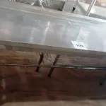 LOTE 109 - 01 MESA COM ESPELHO 178CMX50CM EM AÇO INOX.(NO ESTADO, NÃO SABEMOS SE FUNCIONA. LEILÃO NÃO TEM GARANTIA E NEM DEVOLUÇÃO).