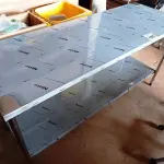 LOTE 180 - 01 MESA MEDINDO 180CMX65CM COM PANELEIRO EM AÇO INOX. (NOVO) (NO ESTADO, NÃO SABEMOS SE FUNCIONA. LEILÃO NÃO TEM GARANTIA E NEM DEVOLUÇÃO).