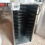 LOTE 187 - 01 CARRINHO DE TRANSPORTE DE ALIMENTOS PARA 11 BANDEJAS COM RODINHAS EM AÇO INOX. (NO ESTADO, NÃO SABEMOS SE FUNCIONA. LEILÃO NÃO TEM GARANTIA E NEM DEVOLUÇÃO).