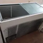 LOTE 145 - 01 FREEZER HORIZONTAL COM TAMPAS DE CORRER 220V. (NO ESTADO) ATENÇÃO! FAZER A VISITAÇÃO ANTES DE ARREMATAR, NÃO SABEMOS SE FUNCIONA. LEILÃO NÃO TEM GARANTIA E NEM DEVOLUÇÃO, SUJEITO A POSSÍVEIS AVARIAS VISÍVEIS/OCULTAS E/OU AUSÊNCIA DE COMPONENTES.