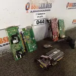 LOTE 044 - 05 PLACAS DE VÍDEO MARCAS E MODELOS DIVERSOS. (NO ESTADO) ATENÇÃO! FAZER A VISITAÇÃO ANTES DE ARREMATAR, NÃO SABEMOS SE FUNCIONA. LEILÃO NÃO TEM GARANTIA E NEM DEVOLUÇÃO, SUJEITO A POSSÍVEIS AVARIAS VISÍVEIS/OCULTAS E/OU AUSÊNCIA DE COMPONENTES.