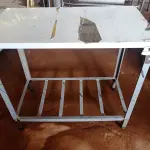 LOTE 185 - 01 MESA COM PANELEIRO MEDINDO 100CMX56CM EM AÇO INOX. (NOVO)(NO ESTADO, NÃO SABEMOS SE FUNCIONA. LEILÃO NÃO TEM GARANTIA E NEM DEVOLUÇÃO).