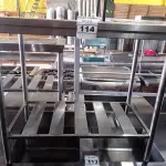 LOTE 114 - 01 MESA COM PANELEIRO MEDINDO 100CMX56CM EM AÇO INOX 304. (NO ESTADO, NÃO SABEMOS SE FUNCIONA. LEILÃO NÃO TEM GARANTIA E NEM DEVOLUÇÃO).