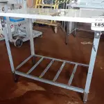 LOTE 185 - 01 MESA COM PANELEIRO MEDINDO 100CMX56CM EM AÇO INOX. (NOVO)(NO ESTADO, NÃO SABEMOS SE FUNCIONA. LEILÃO NÃO TEM GARANTIA E NEM DEVOLUÇÃO).