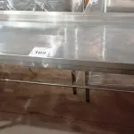 LOTE 109 - 01 MESA COM ESPELHO 178CMX50CM EM AÇO INOX.(NO ESTADO, NÃO SABEMOS SE FUNCIONA. LEILÃO NÃO TEM GARANTIA E NEM DEVOLUÇÃO).