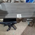 LOTE 136 - 01 MESA PARA ESCRITÓRIO MEDINDO 121CMX60CM E 01 CADEIRA GIRATÓRIA. (NO ESTADO. LEILÃO NÃO TEM GARANTIA E NEM DEVOLUÇÃO).