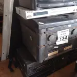 LOTE 134 - 04 VIDEOCASSETES, 01 STÉREO DUPLO CASSETE DECK, 01 APARELHO DE SOM 3X1, 03 APARELHOS DE DVD, 01 RÉGUA ELÉTRICA PARA RACK, 01 TOCA CD E 03 GRAVADORES DE FITA CASSETE. (NO ESTADO) ATENÇÃO! FAZER A VISITAÇÃO ANTES DE ARREMATAR, NÃO SABEMOS SE FUNCIONA. LEILÃO NÃO TEM GARANTIA E NEM DEVOLUÇÃO, SUJEITO A POSSÍVEIS AVARIAS VISÍVEIS/OCULTAS E/OU AUSÊNCIA DE COMPONENTES.
