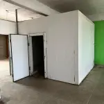 LOTE 202 - 01 CÂMARA FRIA REFRIGERADA COMPLETA COM MOTOR 2HP TRIFÁSICO E FORÇADOR, DESMONTADA. MEDINDO 300CMX300CM MARCA ELGIN. (VISITAÇÃO DESTE ITEM POR AGENDAMENTO. PROCURAR A SECRETARIA PARA MELHORES INFORMAÇÕES.) (NO ESTADO, NÃO SABEMOS SE FUNCIONA. LEILÃO NÃO TEM GARANTIA E NEM DEVOLUÇÃO).