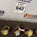 LOTE 042 - 05 RELÓGIOS MARCAS E MODELOS DIVERSOS. (NO ESTADO) ATENÇÃO! FAZER A VISITAÇÃO ANTES DE ARREMATAR, NÃO SABEMOS SE FUNCIONA. LEILÃO NÃO TEM GARANTIA E NEM DEVOLUÇÃO, SUJEITO A POSSÍVEIS AVARIAS VISÍVEIS/OCULTAS E/OU AUSÊNCIA DE COMPONENTES.