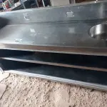 LOTE 153 - 01 BALCÃO SECO COM PIA MEDINDO 200CMX55CM EM AÇO  INOX.(NO ESTADO, NÃO SABEMOS SE FUNCIONA. LEILÃO NÃO TEM GARANTIA E NEM DEVOLUÇÃO).