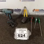 LOTE 024 - 01 PARAFUSADEIRA E VÁRIAS FERRAMENTAS. (NO ESTADO) ATENÇÃO! FAZER A VISITAÇÃO ANTES DE ARREMATAR, NÃO SABEMOS SE FUNCIONA. LEILÃO NÃO TEM GARANTIA E NEM DEVOLUÇÃO, SUJEITO A POSSÍVEIS AVARIAS VISÍVEIS/OCULTAS E/OU AUSÊNCIA DE COMPONENTES.