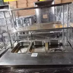 LOTE 132 - 01 BALCÃO INDUSTRIAL AQUECIDO COM PANELEIRO, 03 CUBAS E 02 PASSADORES, MEDINDO 120CMX90CM EM AÇO INOX. (NO ESTADO. LEILÃO NÃO TEM GARANTIA E NEM DEVOLUÇÃO).