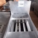 LOTE 104 - 01 FRITADEIRA INDUSTRIAL VULCAN EM AÇO INOX. (NO ESTADO, NÃO SABEMOS SE FUNCIONA. LEILÃO NÃO TEM GARANTIA E NEM DEVOLUÇÃO).